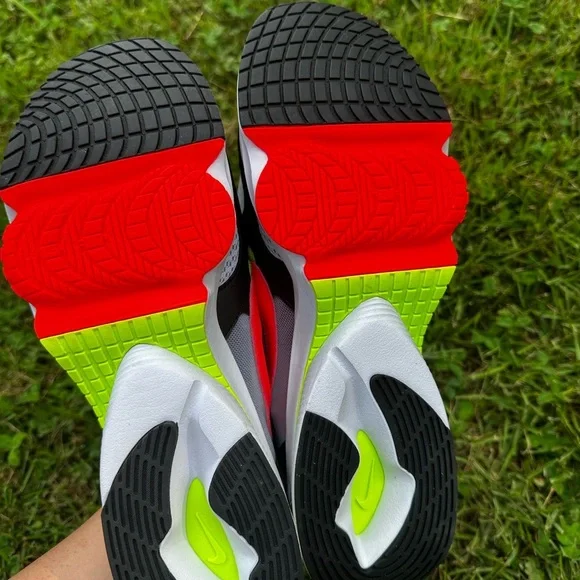 Nike Air ZOOM Black and White Athletic Shoes with Modern Silhouette - Picture 4 of 5